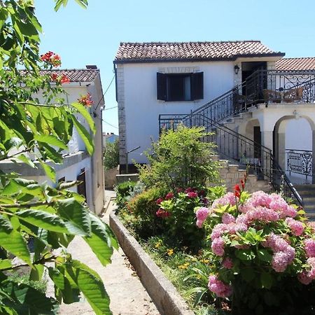 Apartments Eva Малинска Экстерьер фото