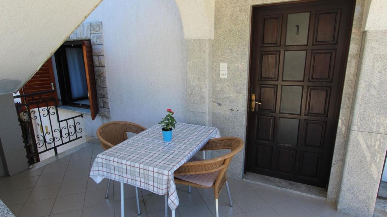Apartments Eva Малинска Экстерьер фото