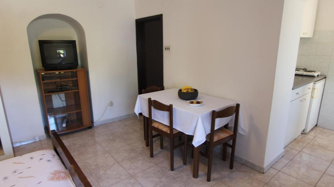 Apartments Eva Малинска Экстерьер фото