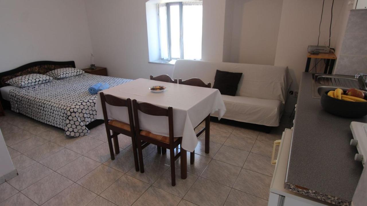 Apartments Eva Малинска Экстерьер фото