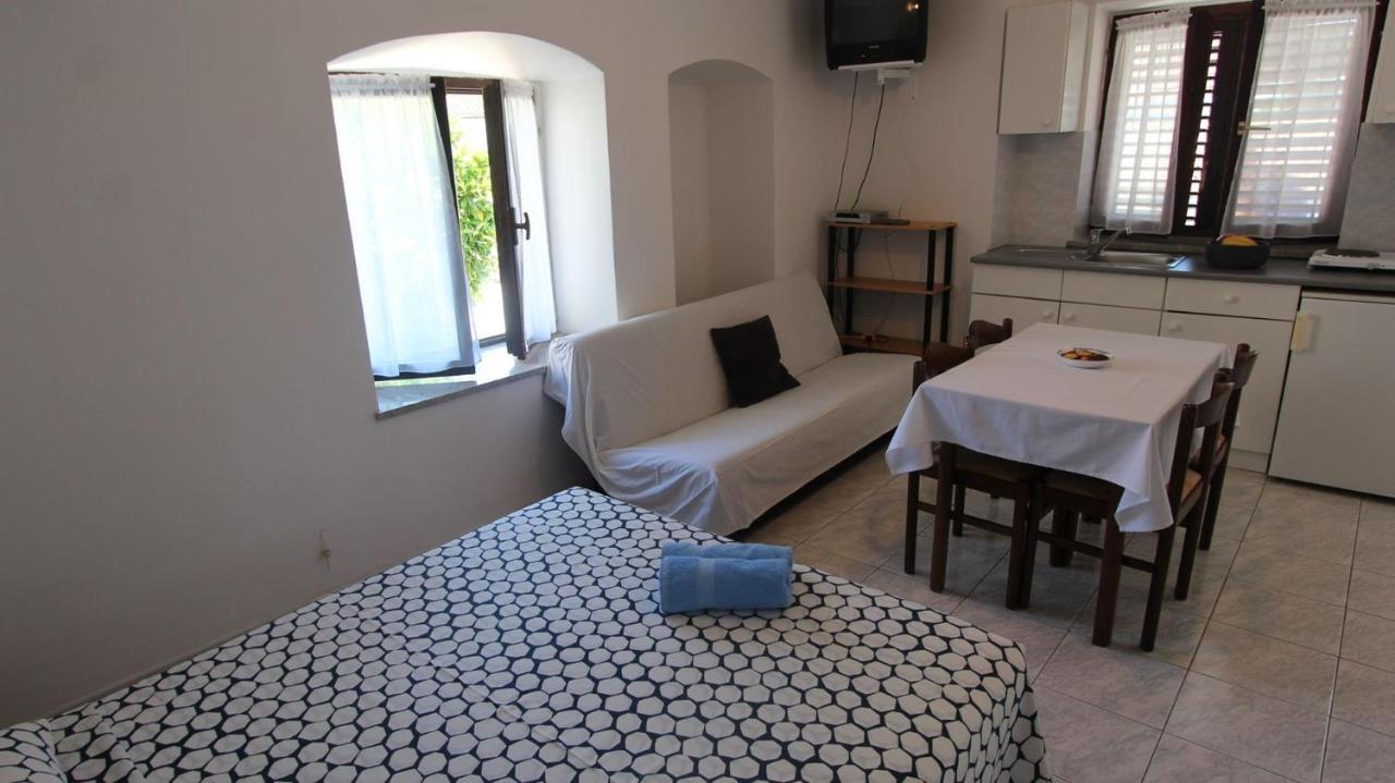 Apartments Eva Малинска Экстерьер фото