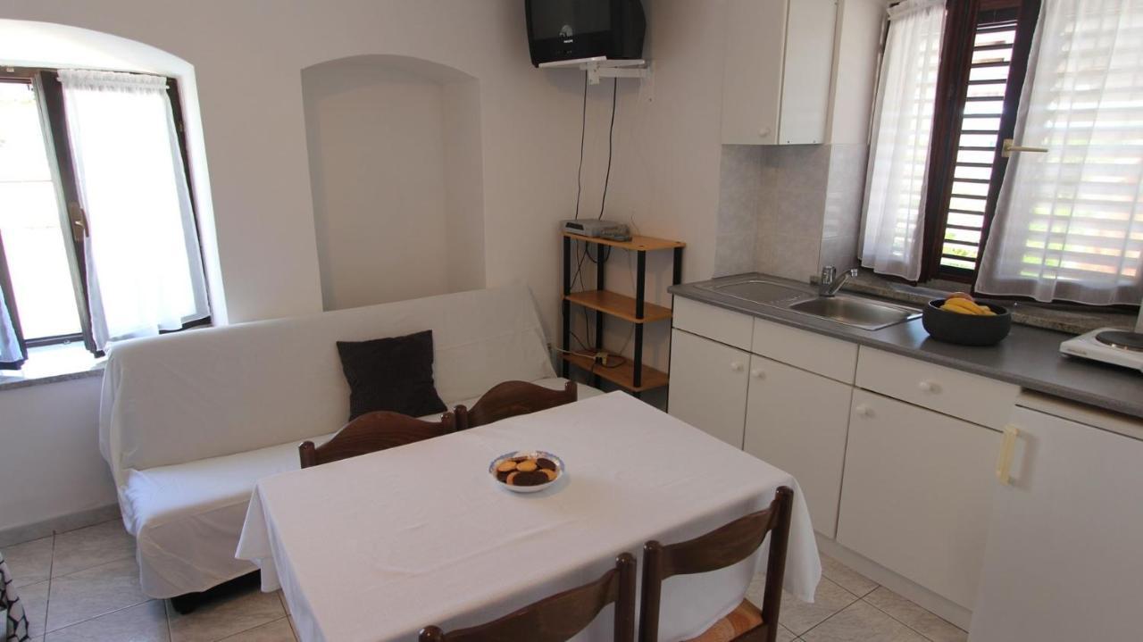 Apartments Eva Малинска Экстерьер фото