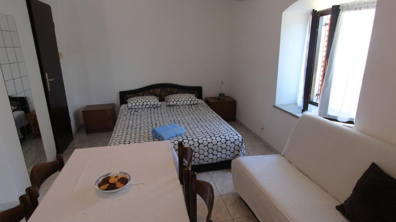Apartments Eva Малинска Экстерьер фото