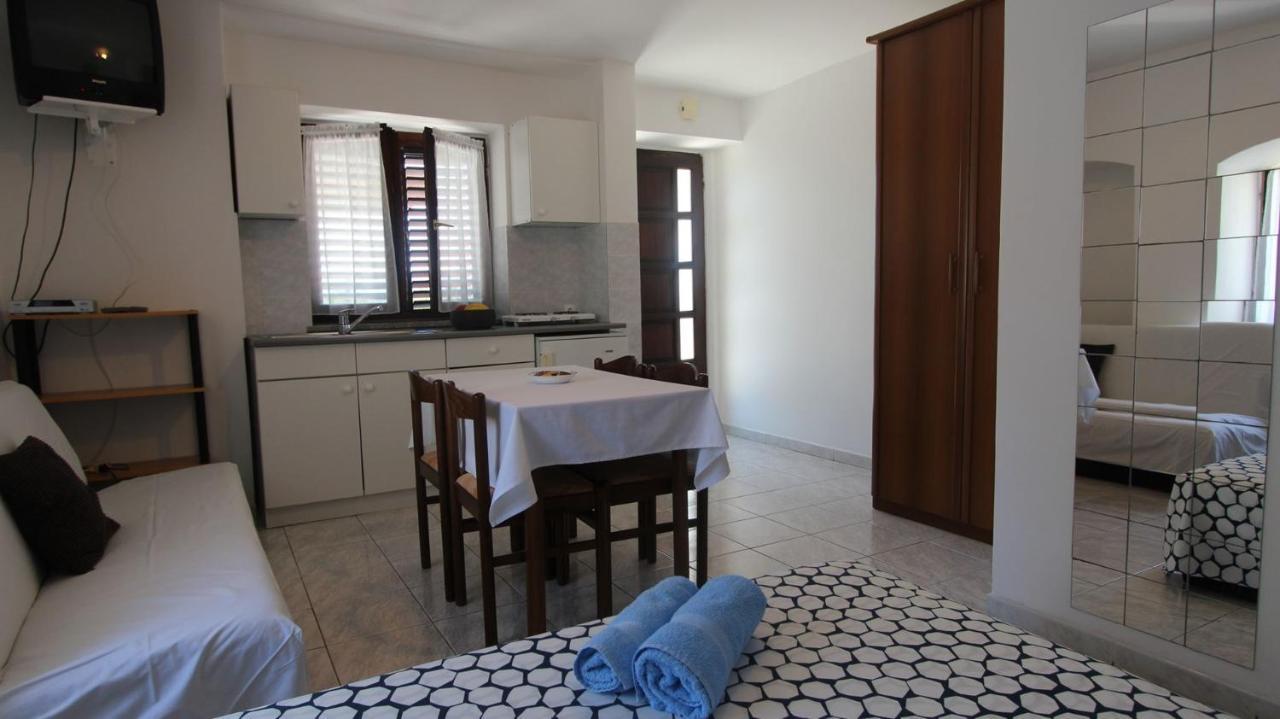Apartments Eva Малинска Экстерьер фото