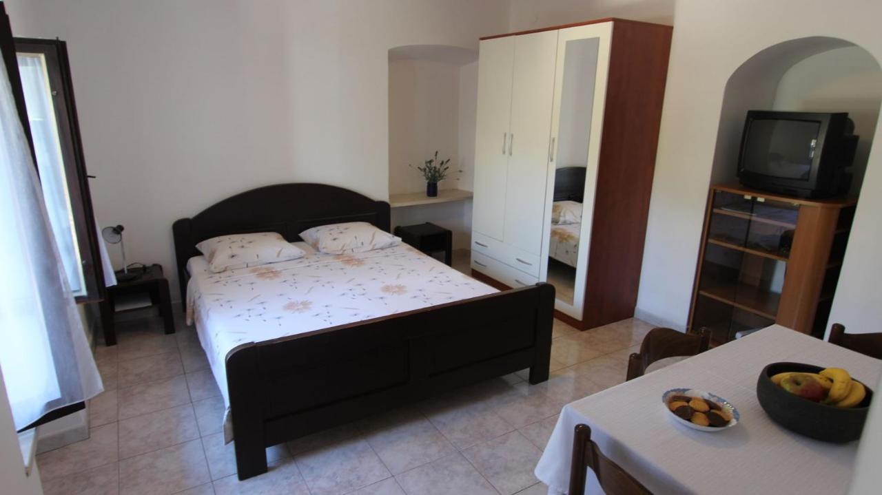 Apartments Eva Малинска Экстерьер фото
